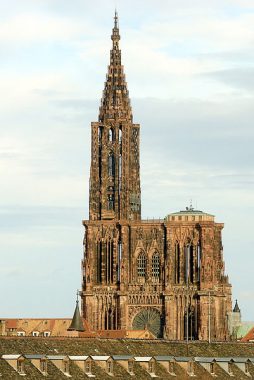 401px-Cathedrale_strasbourg_vue_generale (The secret, dangerous military life of medieval superstars,)