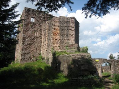 800px-Château_du_Birkenfels_01 (The secret, dangerous military life of medieval superstars,) 800px-Château_du_Birkenfels_01 (The secret, dangerous military life of medieval superstars,)