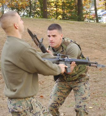 800px-Combat_knife_attached_to_gun (Review: Ontario Knives Chimera)