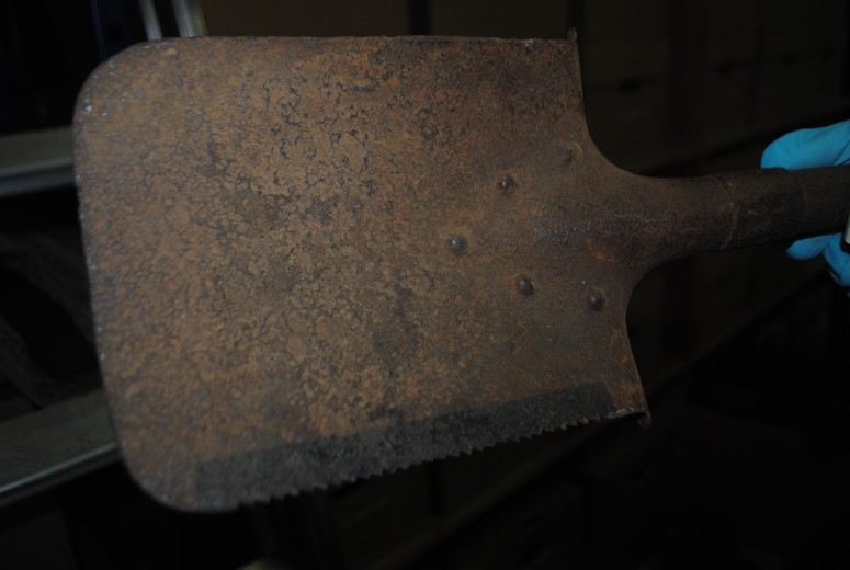 Trench Shovel with serrated blade Source: Collection in Flanders Fields Museum Picture by Stijn Gevaert