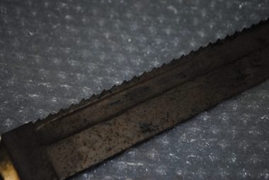 detail of serrated knife (The use of the sword in the Great War: Faded glory or deadly efficiency?)