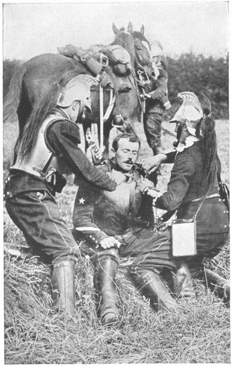 French wounded cuirassier (postcard 1914) Source:http://www.sambre-marne-yser.be/article=7.php3?id_article=89