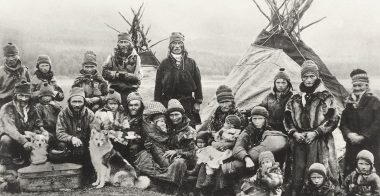 1280px-Nordic_Sami_people_Lavvu_1900-1920 (Skalastet – Sami quarterstaff & spear fighting tradition in Northern Sweden)