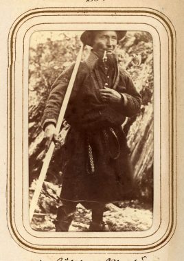 Nils_Pålsson_Menlös,_36_år,_same_från_Tuorpon_(Norge)._Lotten_von_Düben_1868_-_Nordiska_Museet_-_NMA.0033111_1 (Skalastet – Sami quarterstaff & spear fighting tradition in Northern Sweden)